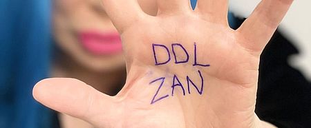 Mano con scritto "Ddl Zan"