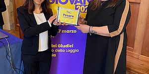 Della Dora e Morotti davanti allo stendardo "Città italiana dei Giovani 2022"