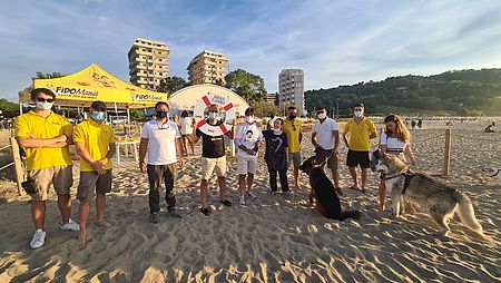 Ricci Biancani ed altri in spiaggia con cani 