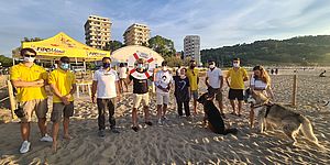 Ricci Biancani ed altri in spiaggia con cani 