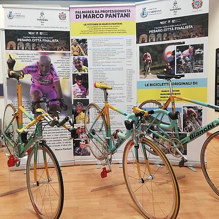 biciclette in mostra con foto di Pantani