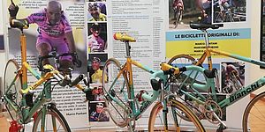 biciclette in mostra con foto di Pantani