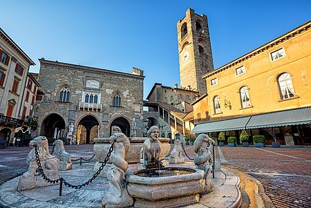 fontana e palazzo storico Bergamo