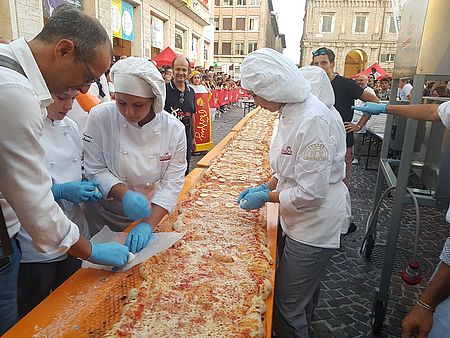Ricci farcisce la pizza Rossini da record: «Piatto da esportare, grande successo per il festival»