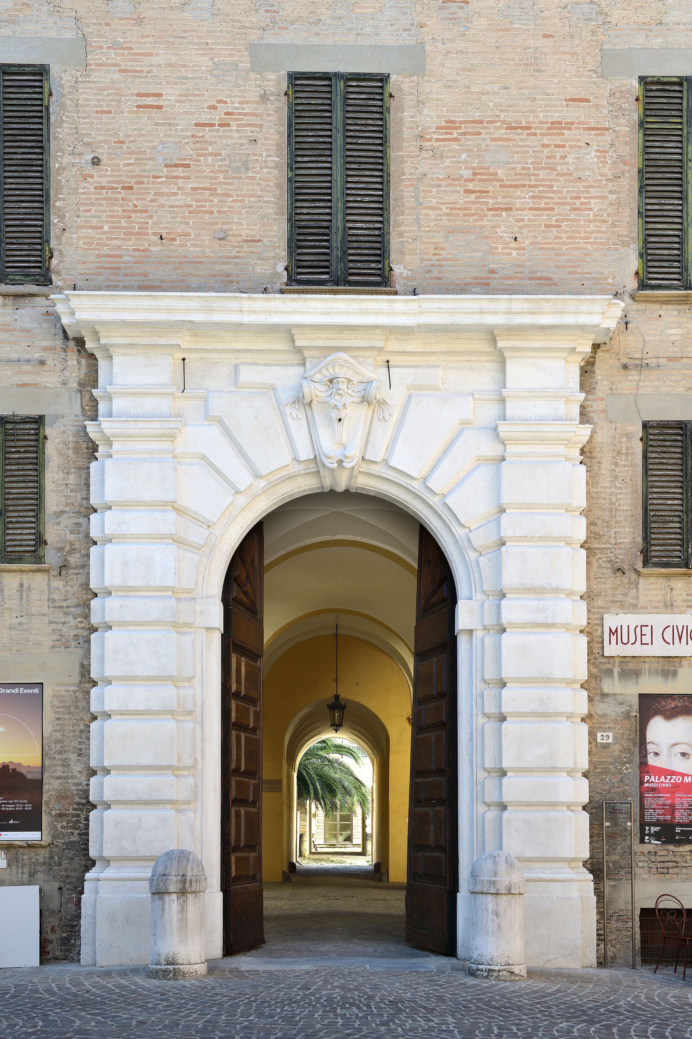 Portale e portone di Palazzo Mosca_ph Michele Alberto Sereni