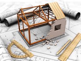 Elaborati grafici di un progetto con un modello di casa in costruzione.