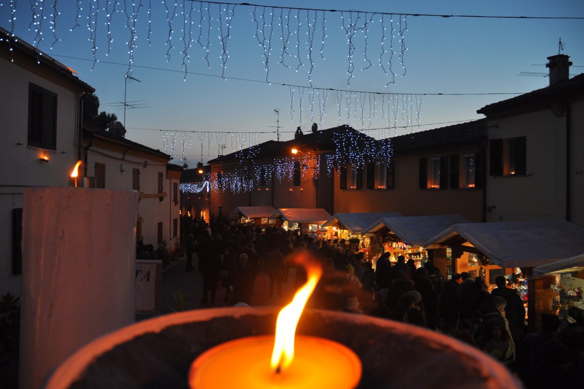 Candele a Candelara: fotografia del borgo illuminato dalle candele