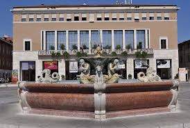 Comune di Pesaro con fontana in piazza del Popolo