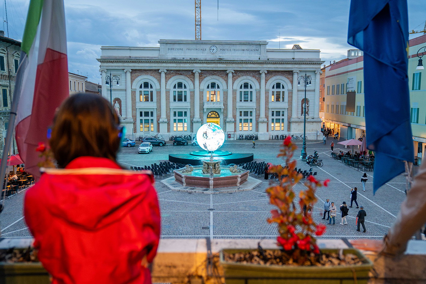 Ragazza che guarda palazzo delle Poste e Sonosfera